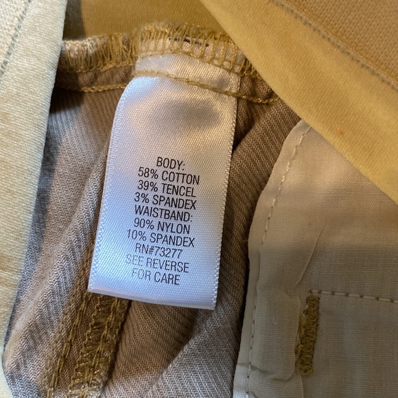 Khaki maternity shorts with pockets - Picture 7 of 8